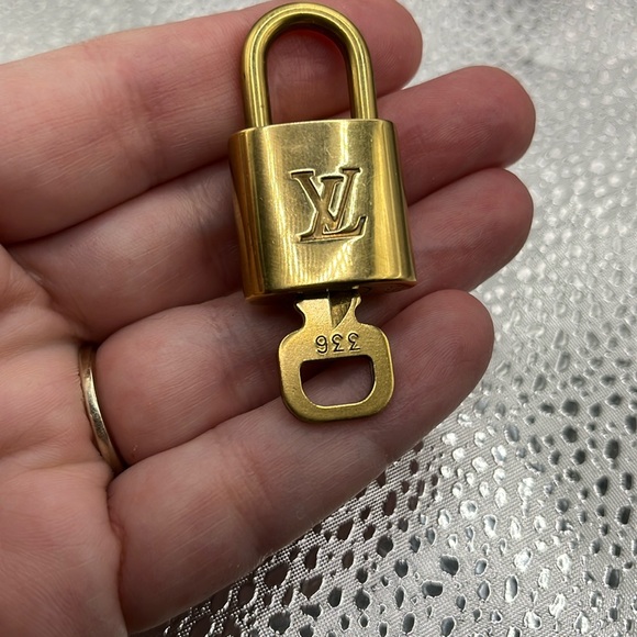 336 LV Louis Vuitton lock and key set - Picture 1 of 4